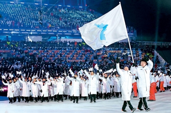 2018년 2월 19일 대한민국 강원도 평창동동계올림픽은 ‘행동하는 평화(Peace in Motion)’라는 슬로건 아래 남북한 단일 선수단을 꾸려 의미를 더했다.  서울신문 DB