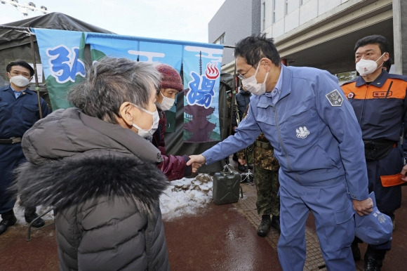 日 지진 피해 이재민과 악수하는 기시다 - 기시다 후미오 일본 총리(오른쪽 두번째)가 14일 이시카와현 와지마시 대피소를 방문해 이재민과 악수를 하고 있다. 기시다 총리는 노토반도 강진 발생 2주 만인 이날 처음 피해 지역을 찾았다.  와지마 AP 연합뉴스