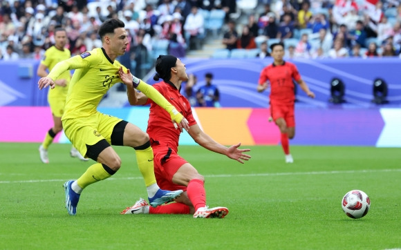 조규성이 25일 오후 카타르 알와크라 알자누브 스타디움에서 열린 2023 아시아축구연맹(AFC) 카타르 아시안컵 조별리그 E조 조별리그 3차전 대한민국과 말레이시아의 경기에서 말레이시아 쿨스와 충돌하며 넘어지고 있다. 알와크라 뉴스1