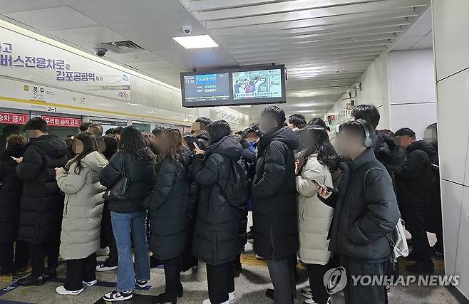 김포골드라인 전동차 고장으로 붐비는 풍무역 [연합뉴스 자료사진]