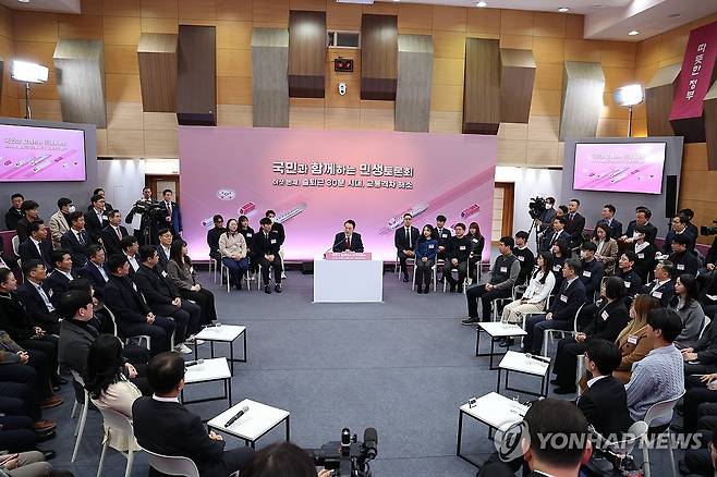 윤석열 대통령, 교통격차 해소 민생토론 발언 (의정부=연합뉴스) 진성철 기자 = 윤석열 대통령이 25일 경기도 의정부시청 대강당에서 열린 '국민과 함께하는 민생토론회 - 여섯 번째, 출퇴근 30분 시대, 교통격차 해소'에서 발언하고 있다. 2024.1.25 [대통령실통신사진기자단] zjin@yna.co.kr