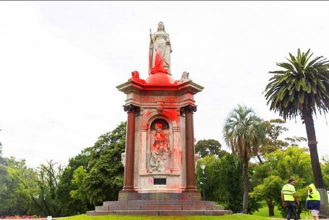 페인트 세례 받은 빅토리아 여왕 동상 25일(현지시간) 호주 멜버른에 있는 빅토리아 여왕 동상에 붉은색 페인트가 뿌려져 있다.
[인권 단체 총해방동맹(TLA) 엑스(X·옛 트위터) 캡처. 재판매 및 DB 금지]