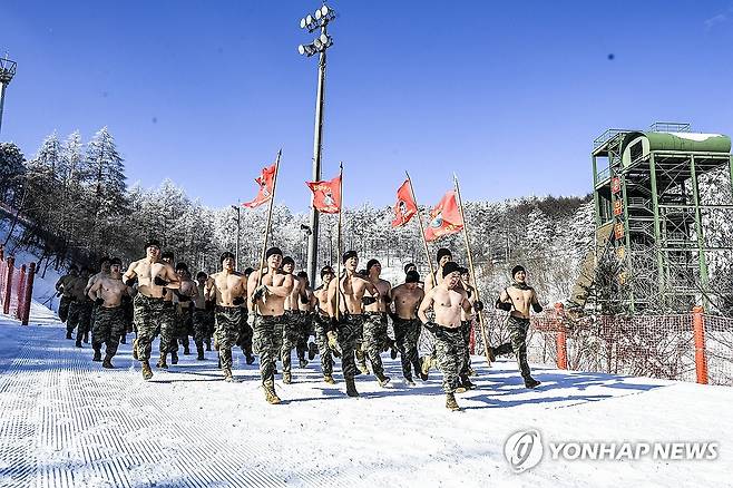 이 정도 추위쯤이야 (포항=연합뉴스) 해병대 1사단 수색대대원들이 23일 강원 평창 산악종합훈련장에서 구보하고 있다.
    지난 9일부터 훈련에 들어간 이 부대는 2월 2일까지 동계 설한지 훈련을 진행한다. 2024.1.24 [해병대 1사단 제공. 재판매 및 DB 금지] sds123@yna.co.kr