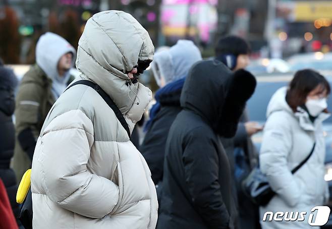 강추위가 계속되는 25일 오전 서울 광화문네거리에서 시민들이 잔뜩 움츠린채 출근길 발걸음을 재촉하고 있다. 이번 추위는 26일 아침까지 이어진 뒤 낮부터 점차 누그러질 예정이다. 2024.1.25/뉴스1 ⓒ News1 박지혜 기자