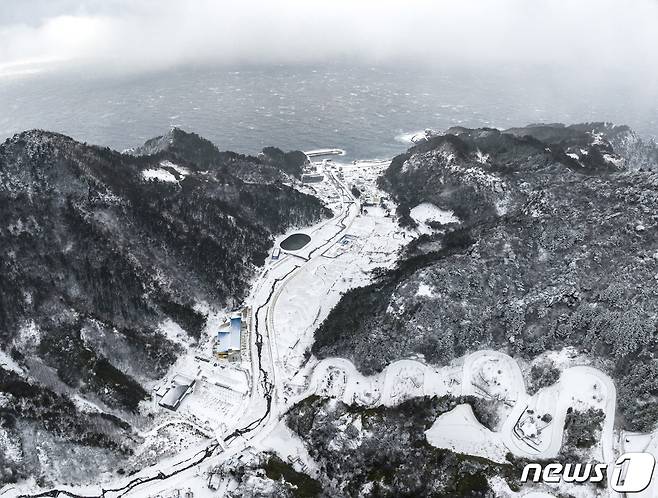 24일 대설특보가 발령된 경북 울릉군 전역에서 제설작업이 진행되고 있는 가운데 서면 태화리가 겨울왕국으로 변했다. 울릉군에 따르면 지난 22일부터 내린 눈은 27.6cm이며 나리분지에는 약 40cm가 쌓였다.(울릉군 제공)2024.1.24/뉴스1 ⓒ News1 최창호 기자