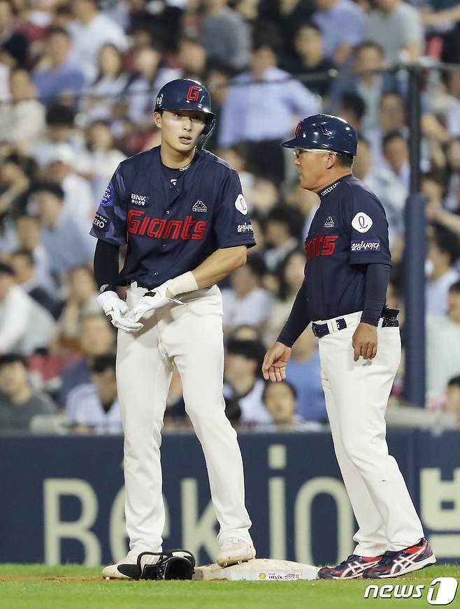 31일 오후 서울 송파구 잠실야구장에서 열린 프로야구 '2023 신한은행 SOL KBO리그' 롯데 자이언츠와 LG 트윈스의 경기 6회초 롯데 윤동희가 적시타를 친 후 1루에 안착해 있다. 2023.5.31/뉴스1 ⓒ News1 이재명 기자