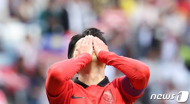 대한민국 축구대표팀 손흥민이 25일(현지시간) 카타르 알와크라 알자누브 스타디움에서 열린 2023 아시아축구연맹(AFC) 카타르 아시안컵 조별리그 E조 조별리그 3차전 대한민국과 말레이시아의 경기에서 돌파가 막히자 아쉬워하고 있다. 2024.1.25/뉴스1 ⓒ News1 김성진 기자