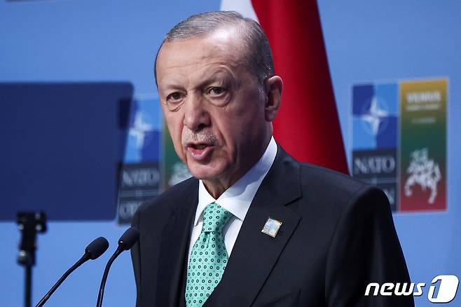 레제프 타이이프 에르도안 튀르키예 대통령이 12일 (현지시간) 리투아니아 빌뉴스에서 열린 나토 정상회의 중 기자회견을 갖고 “비회기로 인해 스웨덴의 나토 가입을 위한 의회 비준 절차를 10월 전에는 완료할 수 없다”고 밝히고 있다. 2023.7.13 ⓒ 로이터=뉴스1 ⓒ News1 우동명 기자