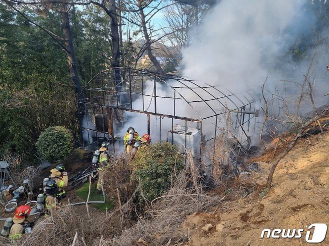 25일 오후 4시13분께 부산 금정구 한 농막에서 불이 나 소방이 화재를 진압하고 있다.(부산소방재난본부 제공)