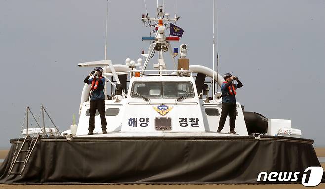 인천해양경찰서 대원들이 수난사고 예방활동을 하고 있는 모습 2023.7.3/뉴스1 ⓒ News1