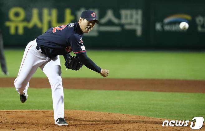 24일 오후 대전 중구 한화생명 이글스파크에서 열린 프로야구 2020 신한은행 SOL KBO 리그 롯데자이언츠와 한화이글스의 경기에서 7회말 교체 투입된 롯데 투수 구승민이 역투하고 있다. 2020.9.24/뉴스1 ⓒ News1 김기태 기자