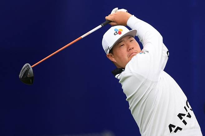 25일 라호야 토리파인스에서 시작된 파머스 인슈어런스 오픈 1라운드 7번 홀에서 티샷하는 임성재. 라호야(캘리포니아주)|AFP연합뉴스