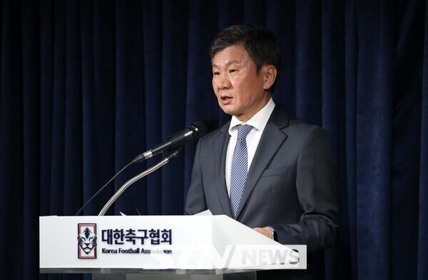 정몽규 대한축구협회 회장이 31일 서울 종로구 축구회관에서 열린 비리 축구인 사면 재논의 임시 이사회를 마친 후 승부조작범 등 사면 전격 철회 입장을 발표한 후 자리를 옮기고 있다. 사진┃뉴시스