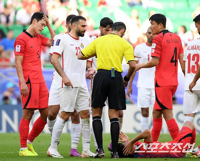 20일(현지시간) 카타르 도하 알투마마 스타디움에서 열린 2023 아시아축구연맹(AFC) 카타르 아시안컵 대한민국과 요르단의 경기. 박용우, 김민재가 숨을 고르고 있다. 도하(카타르)=박재만 기자 pjm@sportschosun.com/2023.01.20/