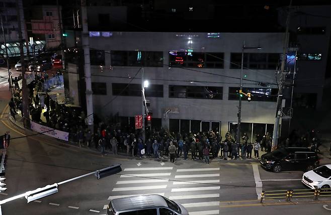 23일 오전 서울 구로구 남구로역 앞 인도위로 한국, 중국, 조선족 등 일용직 근로자들이 건설 현장 일감을 구하기 위해 추위에 떨며 기다리고 있다. /남강호 기자