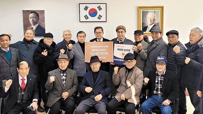 배재학당 애국·나라지킴이(회장 강우명·배경동) 회원들이 지난 23일 서울 중구 (재)이승만대통령 기념재단(이사장 김황식) 사무국을 방문해 동문들이 모은 기부금 약 1억6000만원을 전달한 뒤 김 이사장과 기념 촬영을 하고 있다. /이승만기념재단