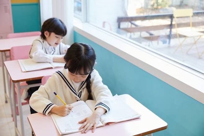 손으로 글씨를 쓰면 뇌 연결 패턴이 증가하는 것으로 나타났다. JV_YOONJAE/게티이미지뱅크 제공.