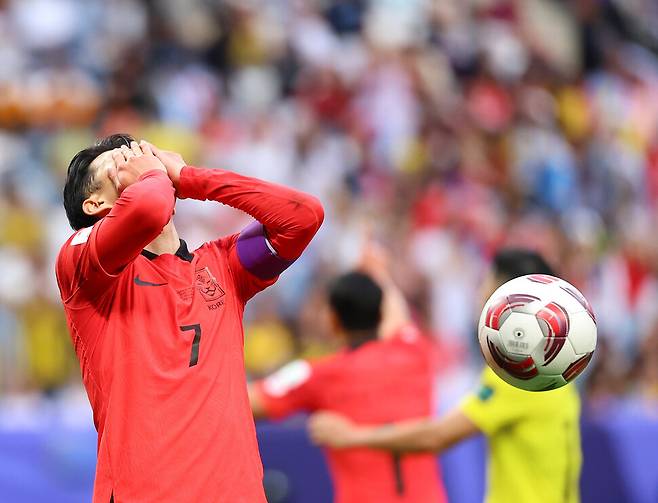 한국 축구대표팀 손흥민이 25일 카타르 알와크라 알자누브 스타디움 열린 2023 아시아축구연맹(AFC) 아시안컵 조별리그 E조 말레이시아의 경기에서 골 찬스를 놓친 뒤 아쉬워하고 있다. 이날 한국은 말레이시아와 3-3 무승부를 기록하며 1승2무로 조 2위로 16강에 진출했다. 도하/연합뉴스