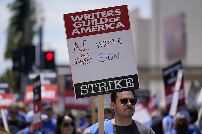 AI 글쓰기에 반대하는 미국 작가노조 조합원. AP 연합뉴스