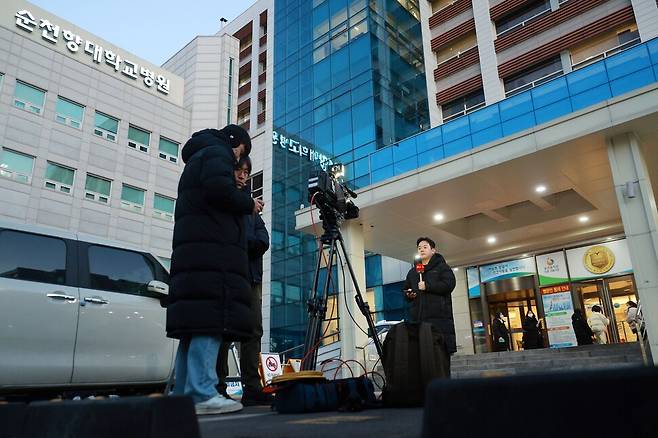 10대 중학생에게 습격당한 국민의힘 배현진 의원이 입원한 서울 용산구 순천향대병원 앞에 26일 오전 취재진이 대기하고 있다. 연합뉴스