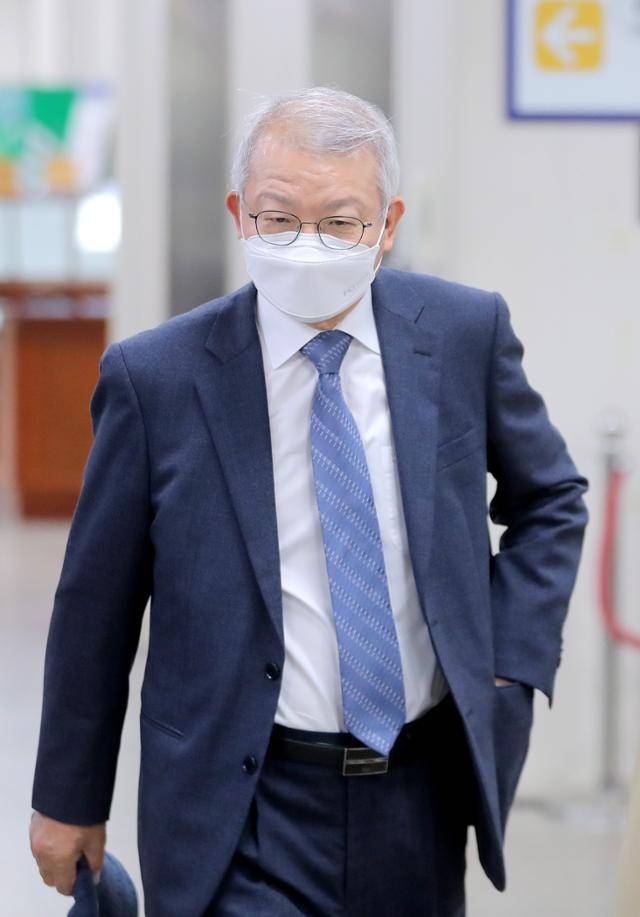 사법행정권 남용 의혹으로 기소된 양승태 전 대법원장이 2021년 4월 서울 서초구 서울중앙지법에서 열린 1심 공판에 출석하고 있다. 연합뉴스