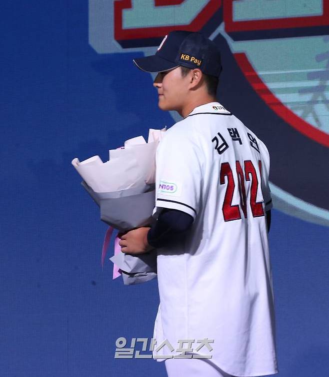 2024 KBO 신인 드래프트가 14일 오후 서울 중구 웨스틴조선호텔 그랜드볼룸에서 열렸다. 두산에 지명된 김택연의 유니폼에 이름이 새겨져 있다. 정시종 기자 capa@edaily.co.kr /2023.09.14.