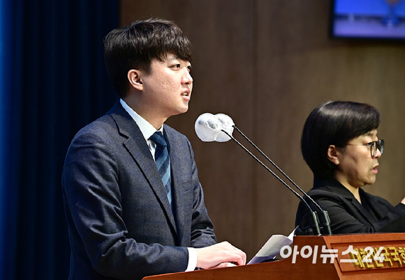 최근 개혁신당이 내건 노인 지하철 무임승차제도 폐지를 두고 갑론을박이 일고 있는 가운데 이준석 대표와 김호일 대한노인회 회장이 설전을 벌였다. 위 사진은 이 대표가 지난 8일 오전 서울시 여의도 국회 소통관에서 개혁신당 정강 정책 관련 기자회견을 하고 있는 모습. [사진=곽영래 기자]