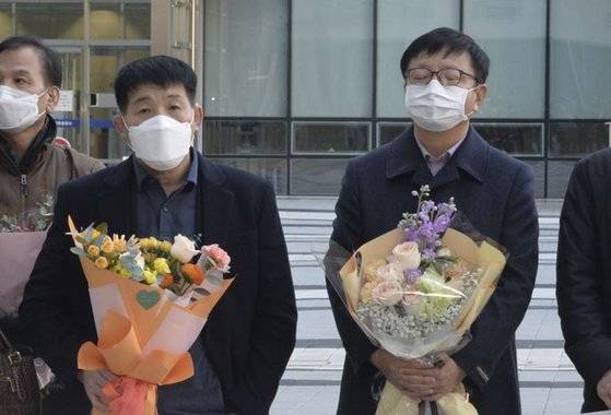 사진 오른쪽이 윤씨를 믿어준 박종덕 청주교도소 계장(오른쪽). [중앙포토]