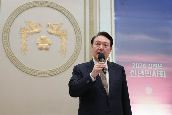 윤석열 대통령이 지난 3일 청와대 영빈관에서 열린 '2024년 신년인사회'에 참석해 인사말을 하고 있다. 당시 윤 대통령은 전날 피습 당했던 이재명 더불어민주당 대표를 '테러피해자'라 지칭하며 정치인 테러를 규탄하는 입장을 밝혔었다. 사진 대통령실