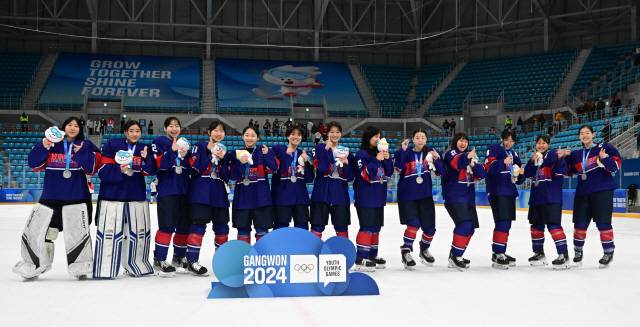 ▲ 25일 강원 강릉하키센터에서 열린 2024 강원동계청소년올림픽 여자3대3아이스하키 시상식 후 대한민국 선수들이 기념사진을 찍고 있다. 강원2024특별취재단/김정호