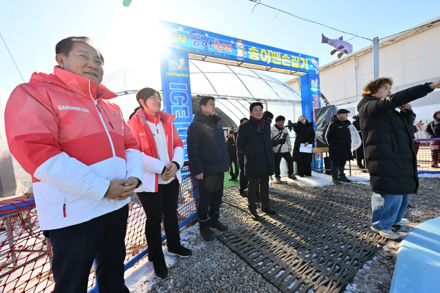 ▲ 장미란 문화체육관광부 제2 차관이 26일 평창송어축제장을 방문, 송어맨손잡기 프로그램을 관람하고 있다.신현태