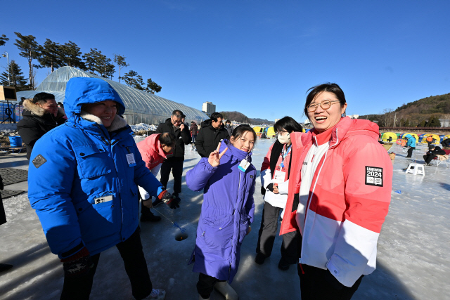 ▲ 장미란 문화체육관광부 제2 차관이 26일 평창송어축제장을 방문, 얼음낚시터에서 관광객들과 기념촬영을 하고 있다.신현태