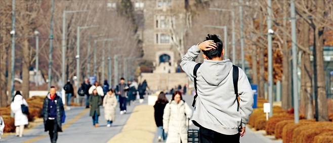 서울 주요 대학이 17년 연속 등록금 동결을 결정하면서 재정 위기와 인재 유출에 대한 우려가 커지고 있다. 26일 서울의 한 사립대 교정에서 학생들이 오가고 있다.  /강은구 기자