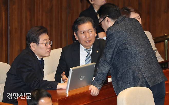 본회의 도중 대화하는 지도부 더불어민주당 이재명 대표와 홍익표 원내대표가 25일 국회 본회의에서 대화를 나누고 있다. 박민규 선임기자 parkyu@kyunghyang.com