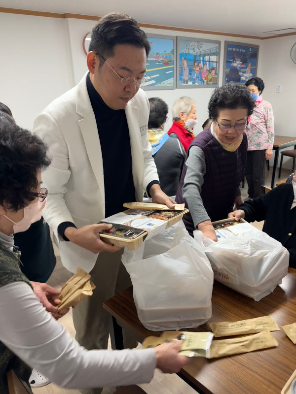 경기도 수원 탄탄마취통증의학과의원 최성호 원장이 병원 인근 경로당에서 점심 도시락을 제공하며 봉사활동을 펼치고 있다. 탄탄마취통증의학과의원 제공