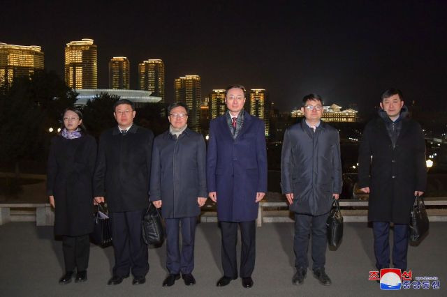 쑨웨이둥 중국 외교부 부부장(차관)을 단장으로하는 중국 대표단이 신의주를 경유해 지난 25일 평양에 도착했다고 조선중앙통신이 26일 보도했다. 연합뉴스