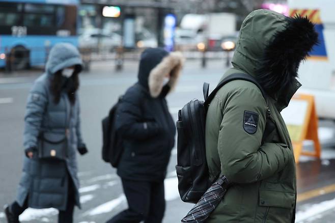 아침 최저기온이 영하 10도까지 떨어지며 강추위가 찾아온 22일 오전 서울 종로구 광화문네거리에서 시민들이 추위에 움츠리고 있다.[사진제공=연합뉴스]