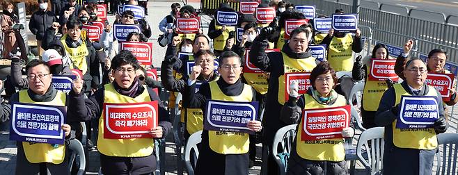 이필수 범의료계대책특별위원회 위원장(의협회장, 가운데)과 참석자들이 25일 용산 대통령실 앞에서 정부의 의대 증원 추진을 규탄하는 집회를 열고 구호를 외치고 있다.[사진제공=연합뉴스]