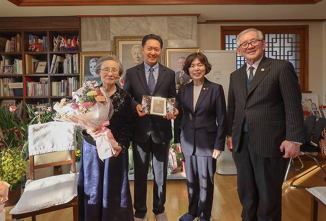 강정애 국가보훈부 장관(왼쪽 셋째)이 26일 오후 서울시 종로구 이화장에서 열린 이승만 전 대통령 이달의 독립운동가 선정패 수여식에 참석해 이 전 대통령의 유족인 조혜자 씨(며느리·왼쪽 첫째), 이병구 씨(손자·왼쪽 둘째)와 문무일 이승만건국대통령기념사업회 사무총장과 기념사진을 찍고 있다. 국가보훈부