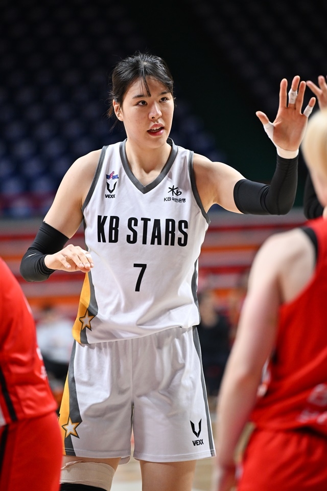 박지수는 BNK전에서 KB스타즈의 승리를 이끌었다. 사진=WKBL 제공