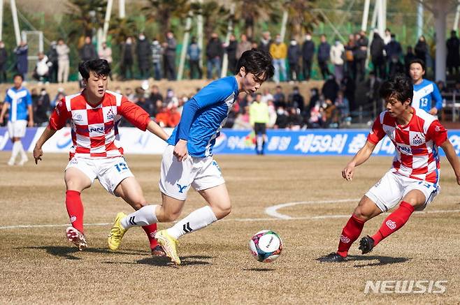 [통영=뉴시스] 지난해 제59회 춘계대학축구연맹전 한남대-연세대 결승전