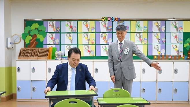 초등학교 교실 책상에 앉아보는 윤석열 대통령. 연합뉴스