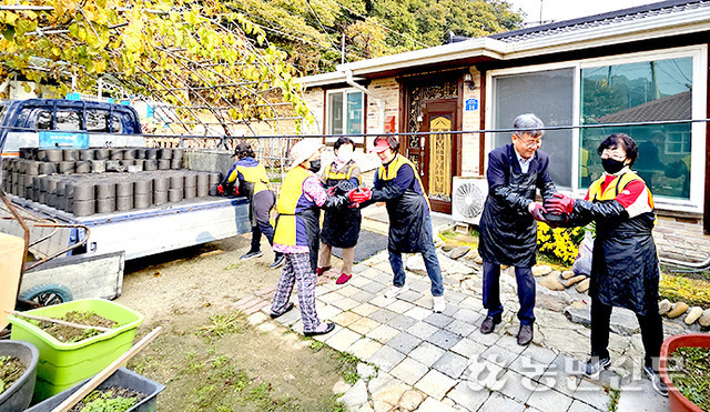 현상태 경기 연천 임진농협 조합장(오른쪽 두번째)이 ‘함께나눔봉사단’ 단원들과 함께 어려운 이웃에게 연탄을 전달하고 있다.