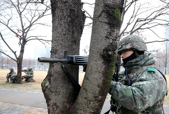 육군 32보병사단 장병들이 18일 정부대전청사에서 열린 복합침투 대비 중요시설 방호 훈련을 하고 있다. 대전=뉴스1