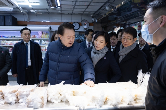 윤석열 대통령, 의정부제일시장 방문 - 윤석열 대통령, 의정부제일시장 방문      (의정부=연합뉴스) 진성철 기자 = 윤석열 대통령이 25일 경기도 의정부시 의정부제일시장을 찾아 물건들을 살펴보고 있다. 2024.1.25   [대통령실 제공. 재판매 및 DB 금지]     zjin@yna.co.kr (끝)