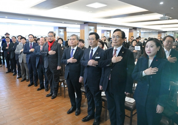 26일 강남구 논현동 라온제나에서 열린 ‘2024 (사)대한노인회 강남지구회 신년인사회 및 경로당 지도자 리더십 교육’에 참석한 이새날 의원(첫째 줄 오른쪽에서 첫 번째)