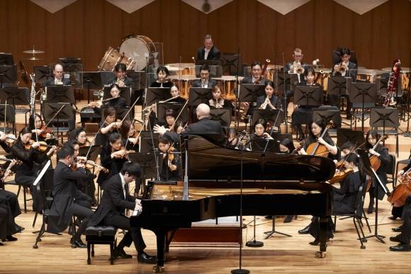 피아니스트 임윤찬이 지난 25일 서울 예술의전당에서 베토벤 피아노 협주곡 5번 ‘황제’를 서울시립교향악단과 협연하고 있다. 서울시향 제공