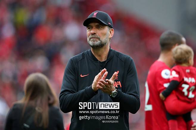 ▲ 클롭 감독은 2015년 리버풀의 지휘봉을 잡은 뒤, 리버풀의 명성을 다시 되찾는 데 성공했다. 당시 리버풀은 오랫동안 잉글랜드 프리미어리그와 유럽축구연맹 챔피언스리그(UCL) 우승을 갈망해 왔다. 클롭 감독은 부임과 동시에 리버풀에 본인의 색깔을 입혔다. 여기에 더해 모하메드 살라, 사디오 마네, 페어질 반 다이크 등을 영입하며 선수단을 강화시켰다.