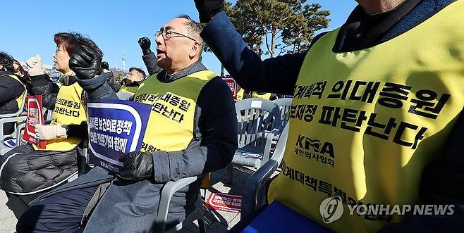 "무계획적 의대증원 건보재정 파탄 난다" (서울=연합뉴스) 김주형 기자 = 범의료계대책특별위원회 관계자들이 25일 용산 대통령실 앞에서 정부의 의대 증원 추진을 규탄하는 집회를 열고 구호를 외치고 있다. 2024.1.25 kjhpress@yna.co.kr