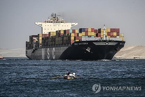 수에즈 운하를 지나 홍해로 진입하는 컨테이너선 [EPA 연합뉴스 자료사진]